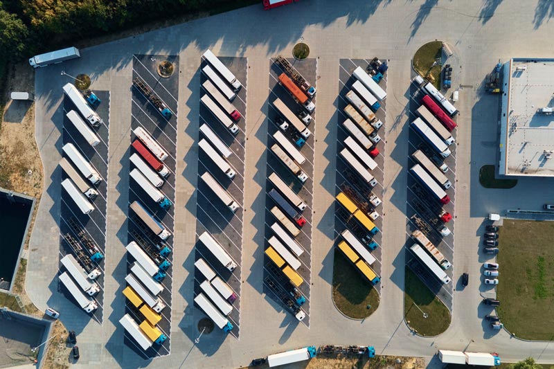 Una nuova partnership contro la carenza di parcheggi per camion in Europa: Bosch Secure Truck Parking e TRAVIS Road Services