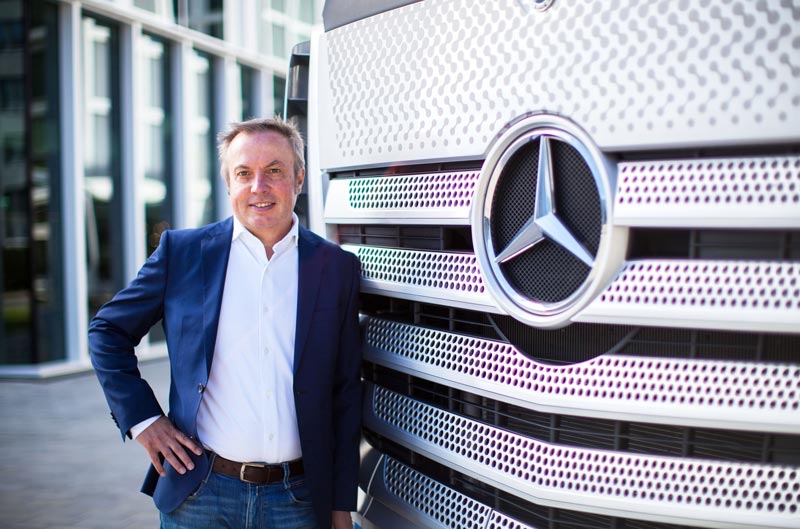 responsabile davanti a camion daimler truck