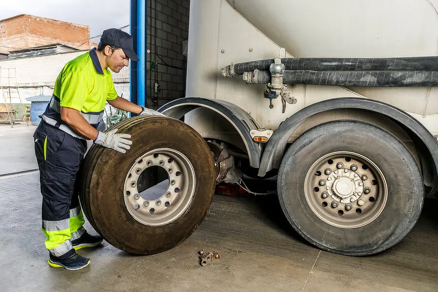 Hankook lancia Laufenn365: garanzia per gli pneumatici - male mechanic changing wheel of truck in garage at 2025 03 06 06 15 35 utc