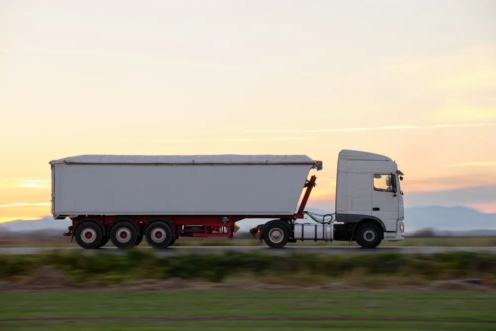 camion in viaggio con carburante sostenibile