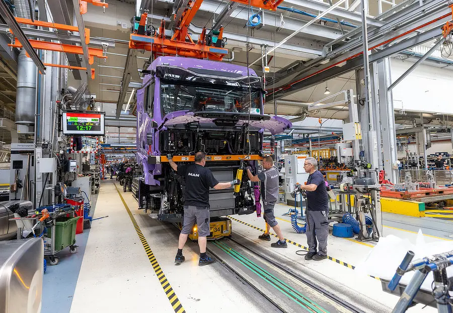 camion sulla linea di produzione del futuro