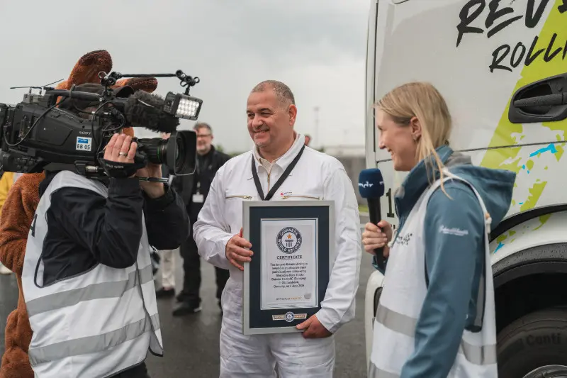 guidatore ritira il premio per record di potenza