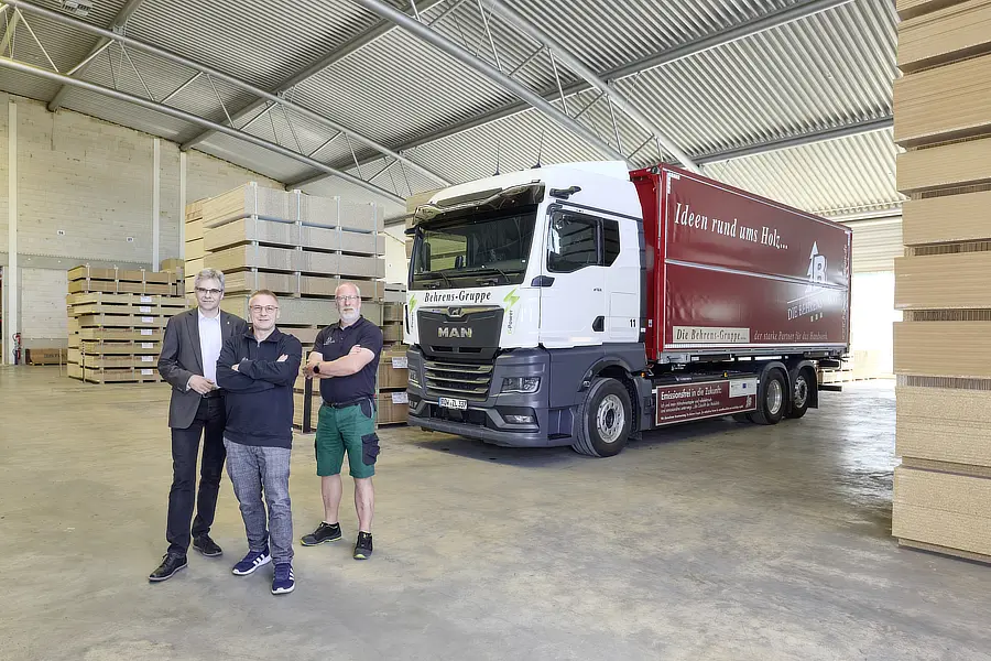 camion elettrico man in magazzino