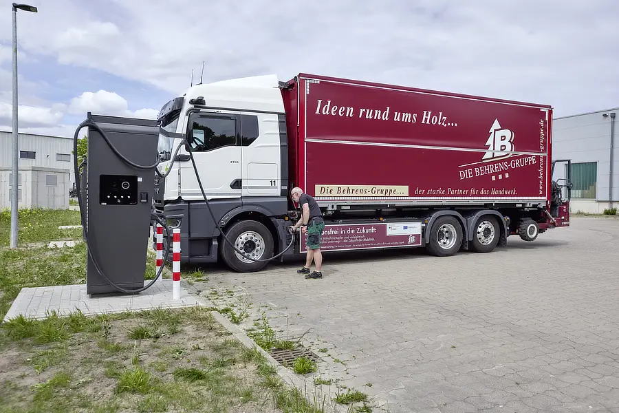 camion elettrico man in ricarica