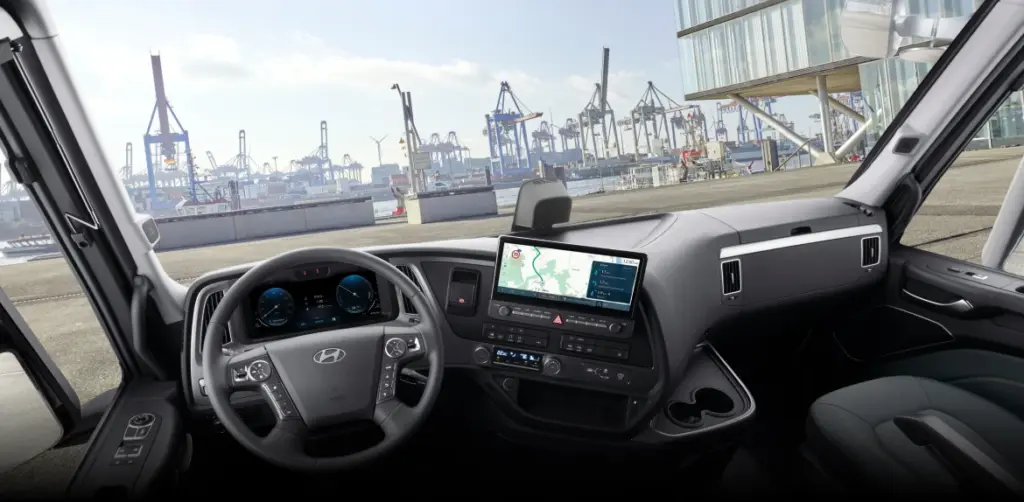 Interno della cabina di un camion Hyundai XCIENT, con cruscotto digitale. Un esempio di comfort per la futura mobilità a idrogeno.
