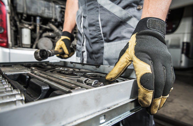 Manutenzione flotta mezzi pesanti, attrezzi officina organizzati