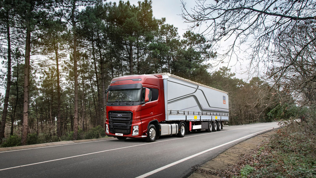 Camion Ford Trucks F-MAX su autostrada con cabina moderna e design aerodinamico