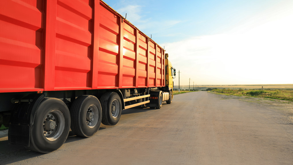 Semirimorchio su autostrada trasporto merci