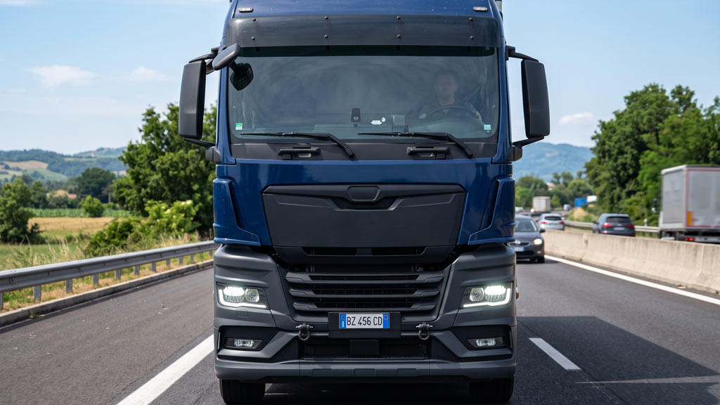 Camion con luci diurne accese in strada