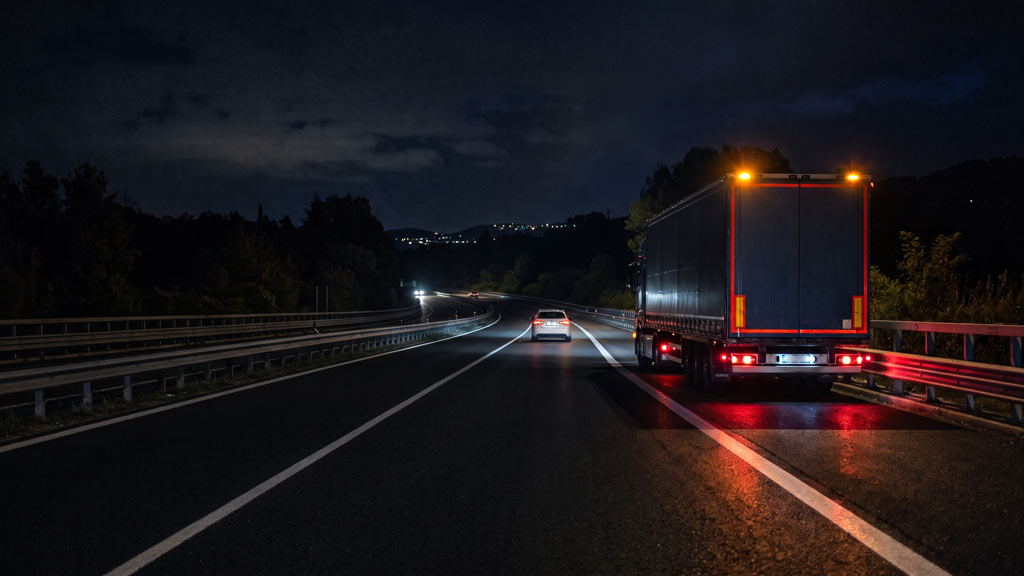 Camion in sosta pericolosa lungo corsia d emergenza